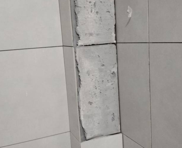 都安瓷砖空鼓维修公司分享下瓷砖施工前基层浇水润湿程度不足，可能导致以下问题